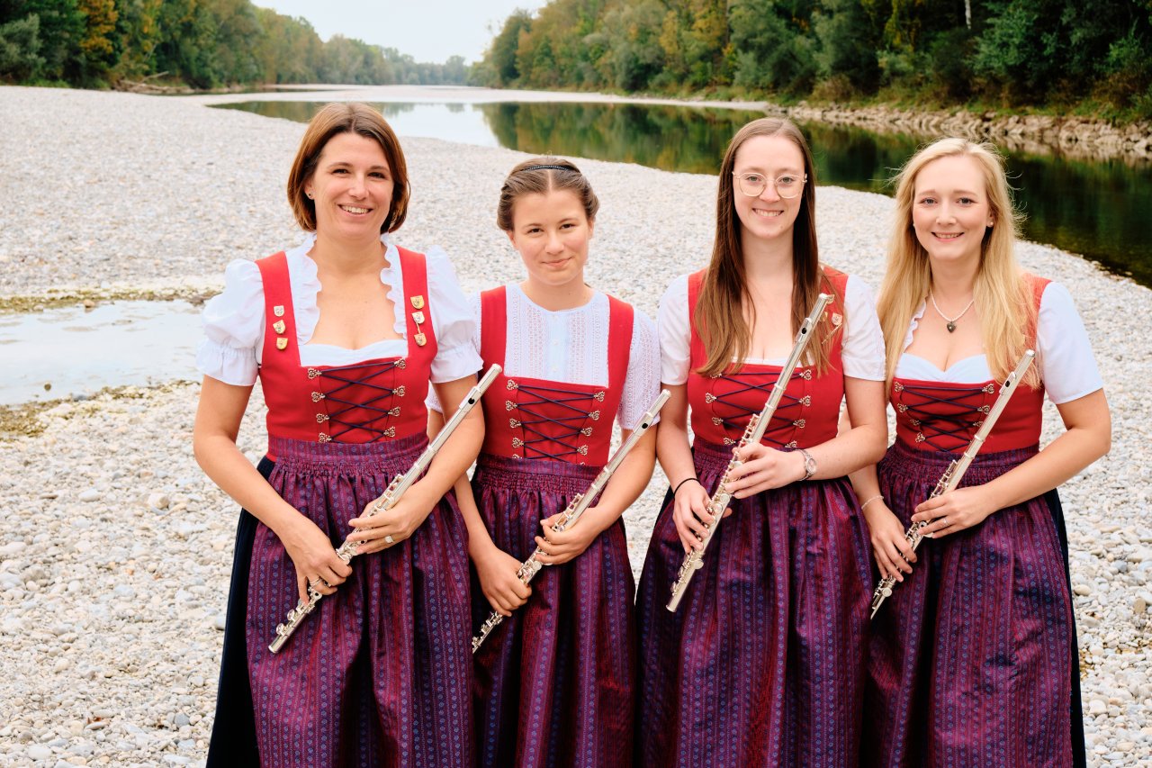 01_Musikverein-Langweid_Querflöten_2023.jpg